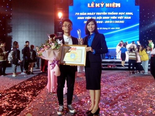 Sinh viên Vũ Trung Kiên vinh dự nhận danh hiệu "Sinh viên 5 tốt" cấp Trung ương và Giải thưởng "Sao Tháng Giêng"